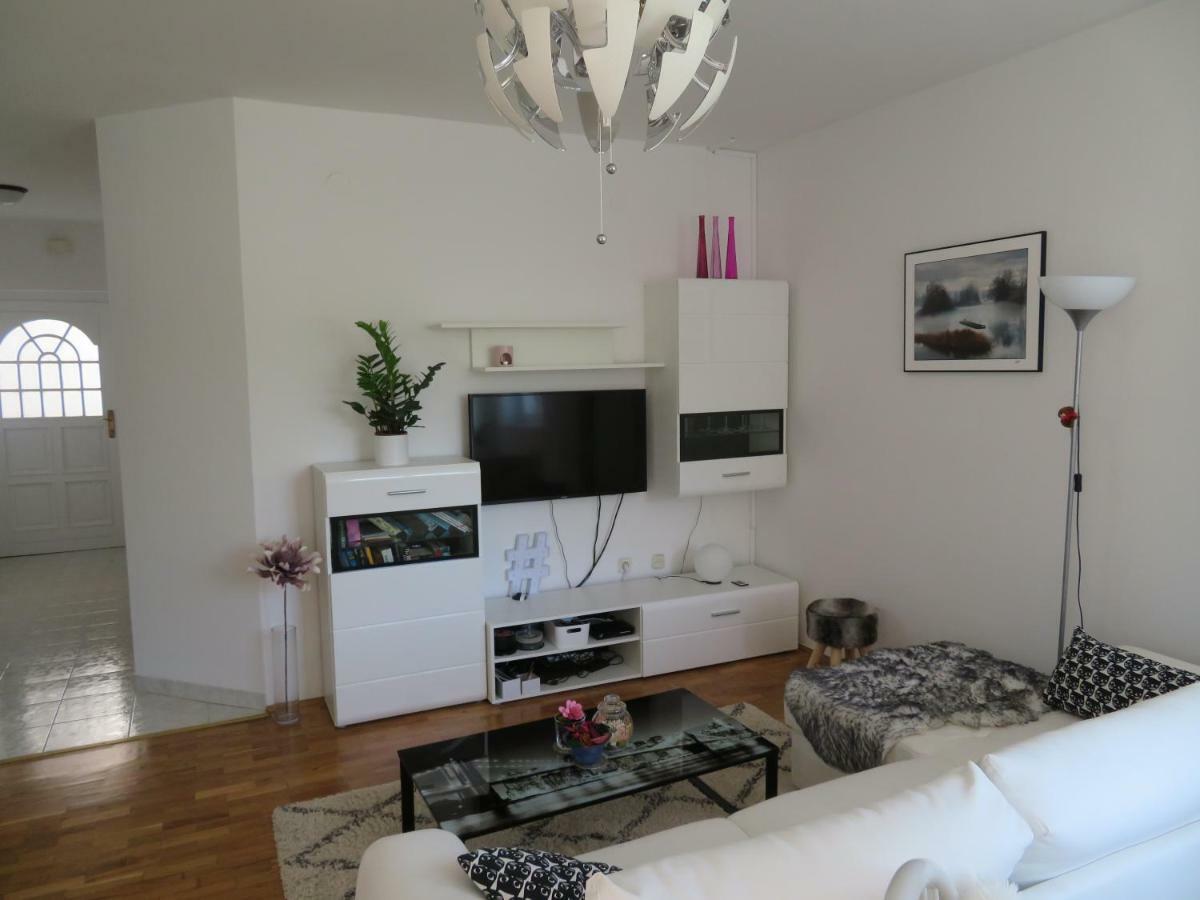 Eli Apartment *